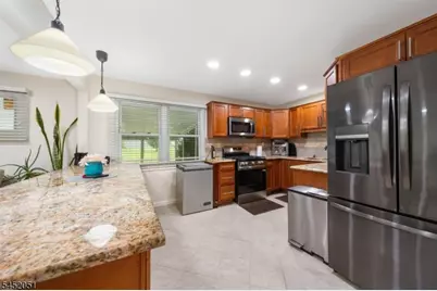 108 Independence Dr, Roselle, NJ 07203 - Photo 9