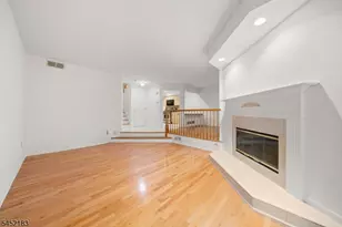 8 Beacon Hill Commons, Pompton Lakes, NJ 07442 - Photo 5
