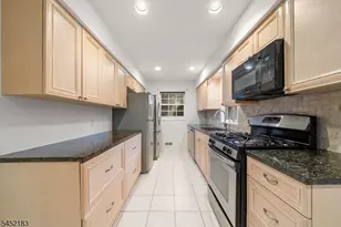 8 Beacon Hill Commons, Pompton Lakes, NJ 07442 - Photo 9
