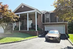 8 Beacon Hill Commons, Pompton Lakes, NJ 07442 - Photo 1