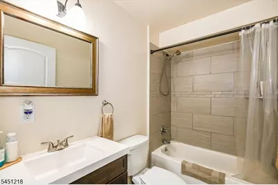 8 Chamberlain Ave, Elmwood Park, NJ 07407 - Photo 9
