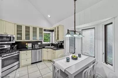 239 Westervelt Ln, Mahwah, NJ 07430 - Photo 9