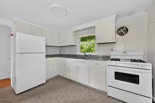 32 Hoffmans Crossing Rd, Lebanon Township, NJ 07830 - Photo 3