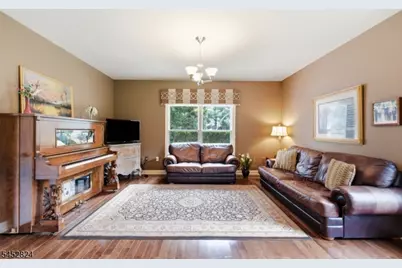 319 Valley View Cir, Freehold Township, NJ 07728 - Photo 9