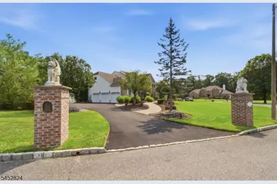 319 Valley View Cir, Freehold Township, NJ 07728 - Photo 3