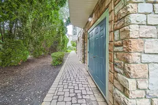 604 Turlington Ct, Livingston, NJ 07039 - Photo 3