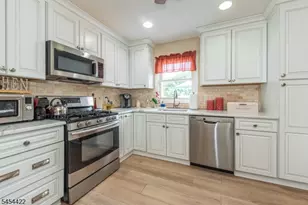 320 Horseneck Rd, Fairfield, NJ 07004 - Photo 7