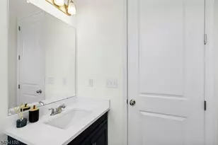 62 Parkside Ln, Teaneck Township, NJ 07666 - Photo 29