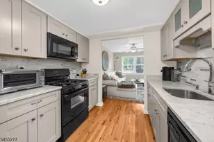 35 Chelsea Cir, Raritan Township, NJ 08822 - Photo 9