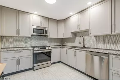26 Maple Ct, Raritan Township, NJ 08822 - Photo 5