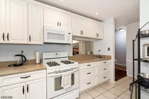 4 Pear Tree Ln, Franklin Township, NJ 08823 - Photo 7