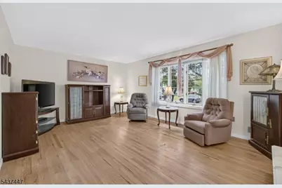 25 Princeton Dr, Middlesex, NJ 08846 - Photo 5