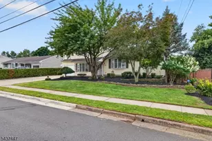25 Princeton Dr, Middlesex, NJ 08846 - Photo 3