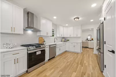 100 Pier Ln, Fairfield, NJ 07004 - Photo 9