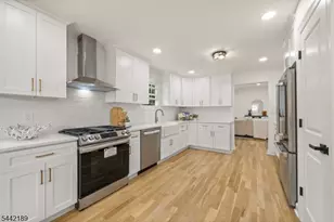100 Pier Ln, Fairfield, NJ 07004 - Photo 9