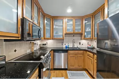 207-31 Shearwater Ct #31, Jersey City, NJ 07305 - Photo 5