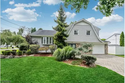 14 Aspen Ct, Paramus, NJ 07652 - Photo 1