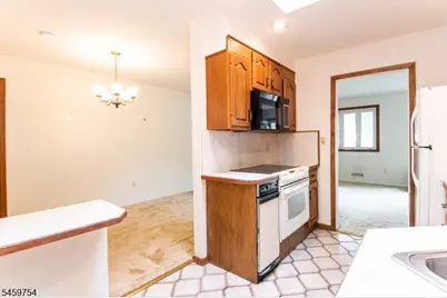 28 Overlook Dr, Jefferson Township, NJ 07438 - Photo 11