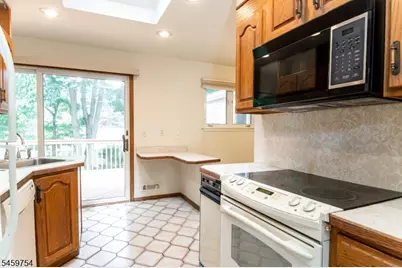28 Overlook Dr, Jefferson Township, NJ 07438 - Photo 9