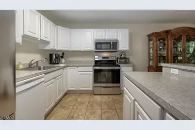 58 Parkside Ct, Wayne Twp., NJ 07470 - Photo 9