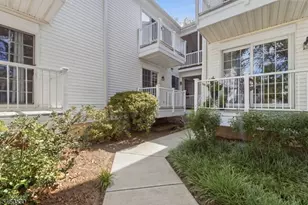 125 Smithfield Ct, Bernards Township, NJ 07920 - Photo 3