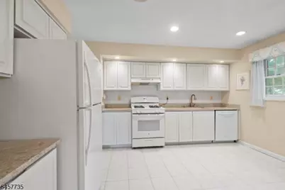 2 Tanglewood Dr, East Hanover Township, NJ 07936 - Photo 5