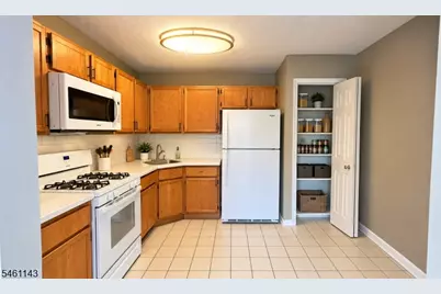 29 Pembrook Ave, North Brunswick Township, NJ 08902 - Photo 3