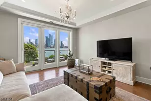 250 Henley Pl, Weehawken Twp., NJ 07086 - Photo 17