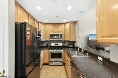 402 Donato Cir, Scotch Plains Township, NJ 07076 - Photo 7