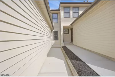 126 Locust Ct, Raritan Township, NJ 08822 - Photo 3