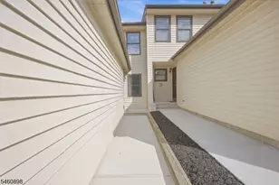 126 Locust Ct, Raritan Township, NJ 08822 - Photo 3