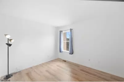 126 Locust Ct, Raritan Township, NJ 08822 - Photo 17