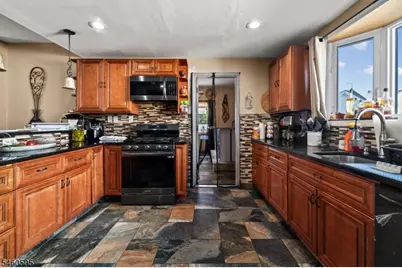39 Richmond Ave, Paterson, NJ 07502 - Photo 11