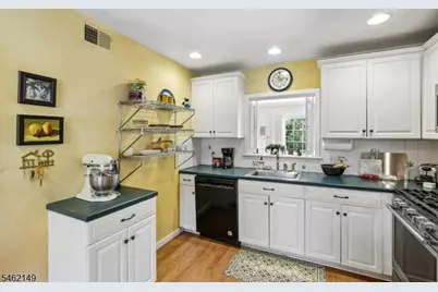 138 Leonardo Dr, West Orange Township, NJ 07052 - Photo 15