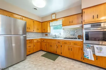 4 Sycamore Pl, Fairfield, NJ 07004 - Photo 7