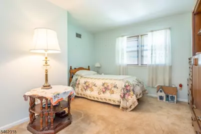 4 Sycamore Pl, Fairfield, NJ 07004 - Photo 11