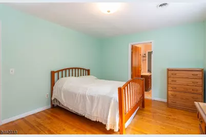 4 Sycamore Pl, Fairfield, NJ 07004 - Photo 15