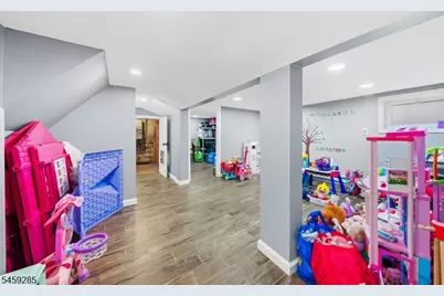 214 W 17th St, Linden, NJ 07036 - Photo 9