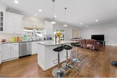 16 Stuyvesant Ct, Clifton, NJ 07013 - Photo 9