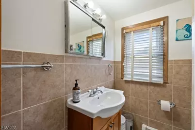 18 W Grochowiak St, South River, NJ 08882 - Photo 19