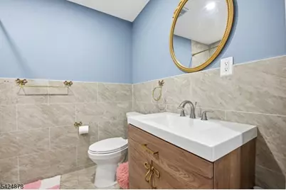 301 Roosevelt Ave, Hasbrouck Heights, NJ 07604 - Photo 29
