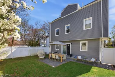 301 Roosevelt Ave, Hasbrouck Heights, NJ 07604 - Photo 13