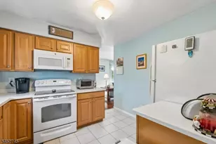 250 Nuthatch Ct, Readington, NJ 08887 - Photo 5