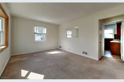 8 Tyler Ct, Clifton, NJ 07012 - Photo 5