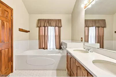 15 Champlain Way, Franklin Township, NJ 08823 - Photo 27