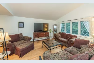 568 Stanley Pl, Mount Arlington, NJ 07850 - Photo 3
