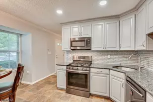 26 Townsend Ct, Franklin Township, NJ 08823 - Photo 5