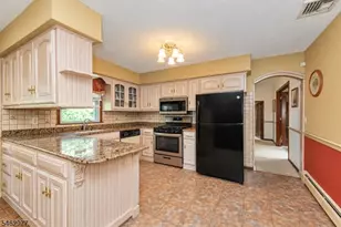 2 Rochambeau Rd, Pequannock Township, NJ 07444 - Photo 7