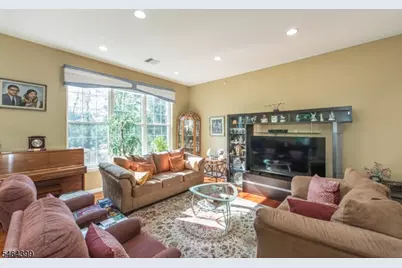 1313 Four Seasons Dr, Wayne, NJ 07470 - Photo 9