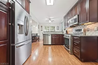 17 Windsor Ln, Lopatcong Township, NJ 08865 - Photo 9